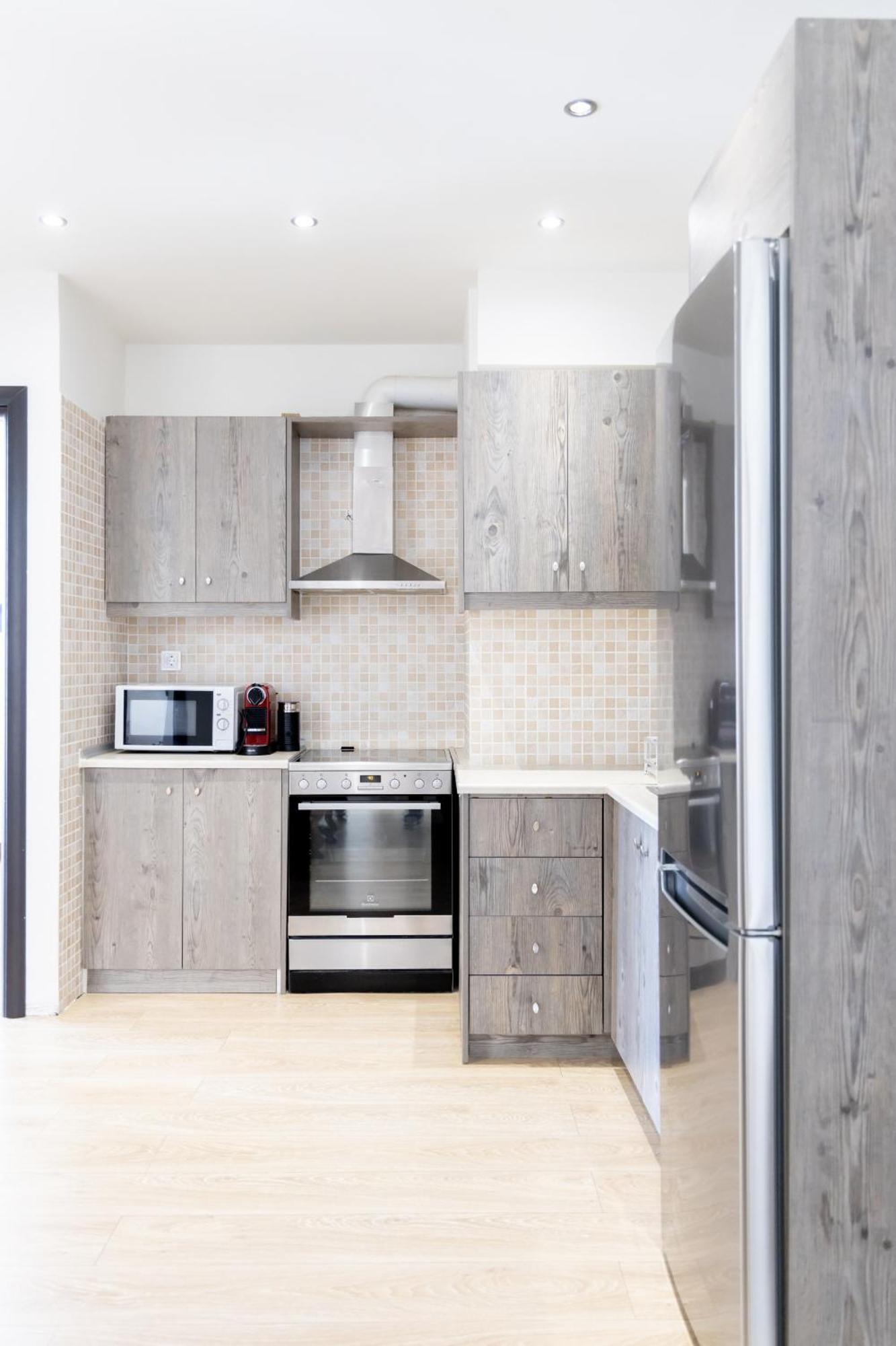 Modern Apt In Glyfada A Breath Away From The Sea - The View 아테네 외부 사진
